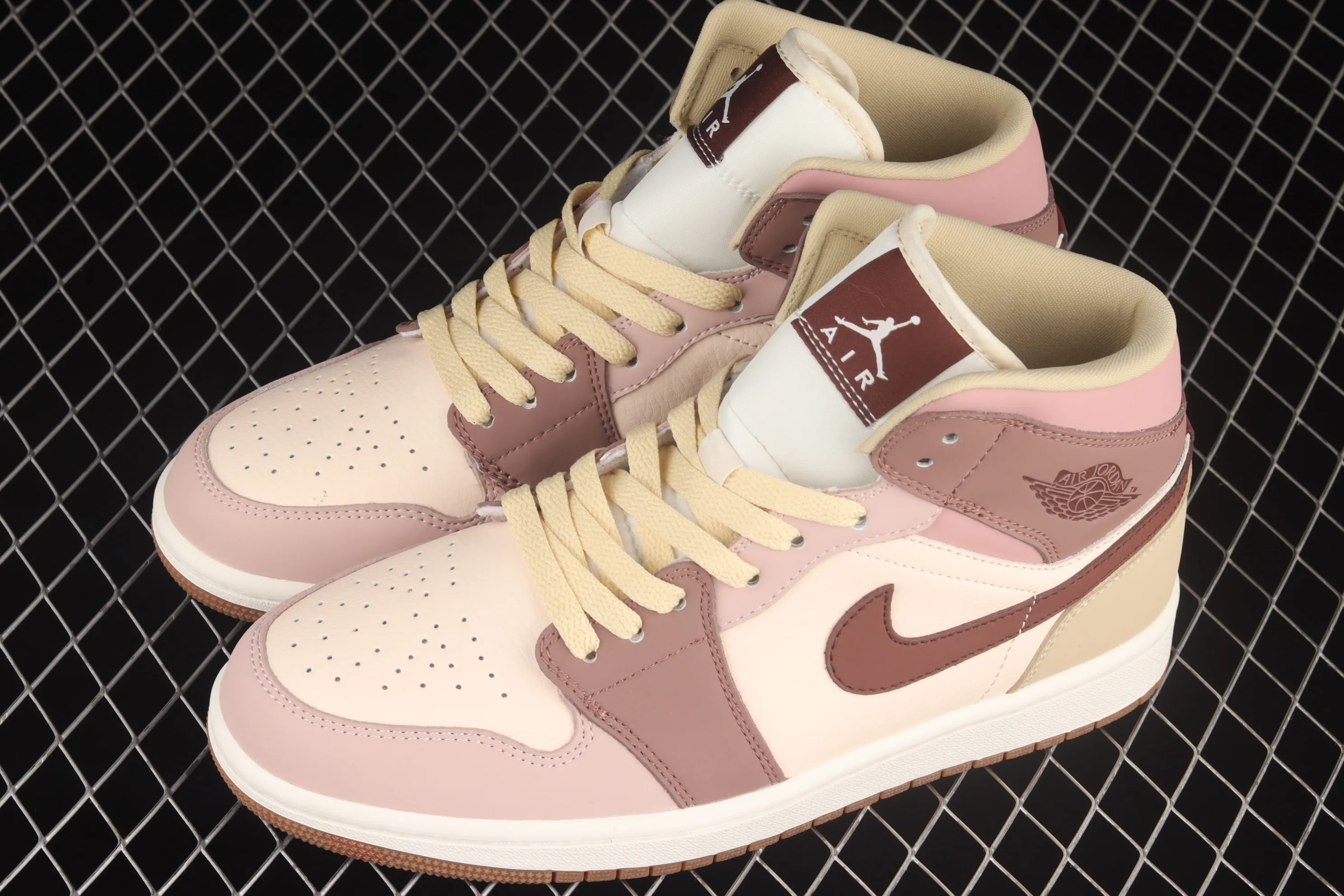 All categories Air Jordan Jordan series basketball shoes Air Jordan 1 Mid Different versions Air Jordan 1 Mid AJ1 Joe 1 smoke gray purple red red bean Chinese basketball shoes DO7440-821